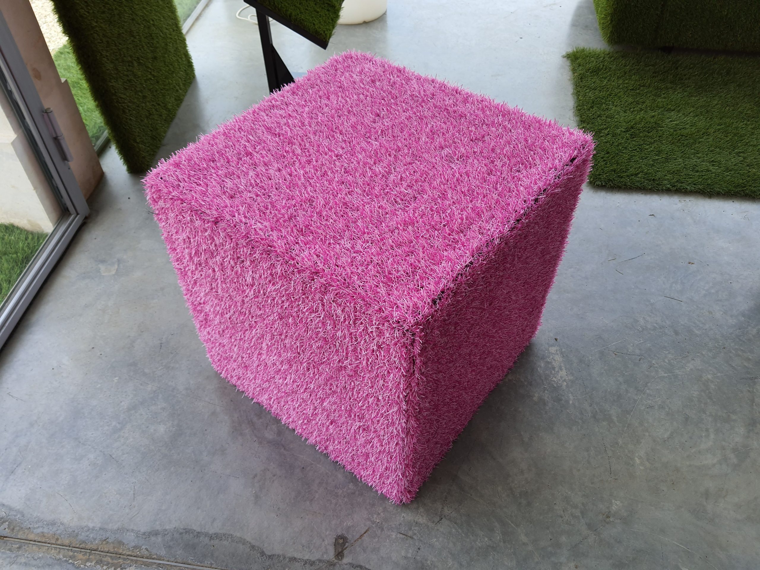Pouf in erba sintetica rosa