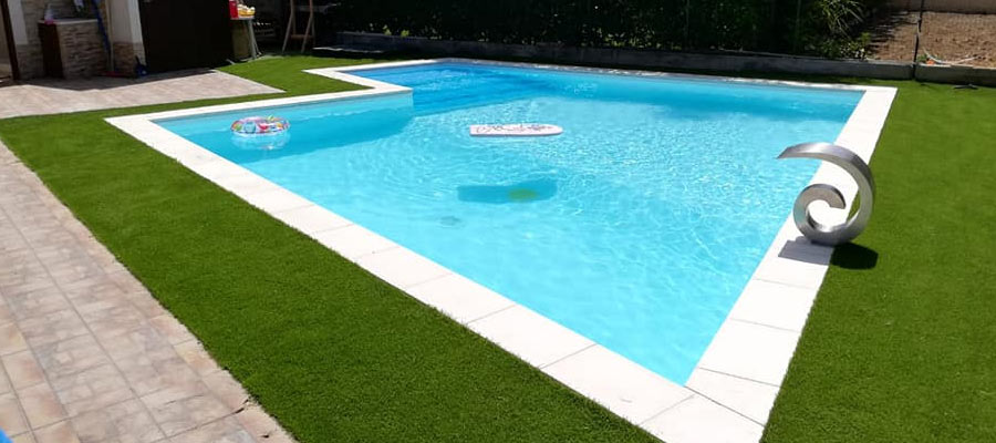 idee giardino erba sintetica bordo piscina